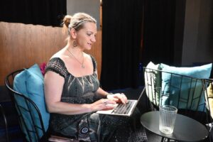 Markéta píše článek o traumatu